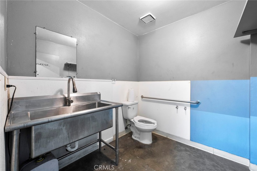 1033 W 3rd Street Property Photo 10