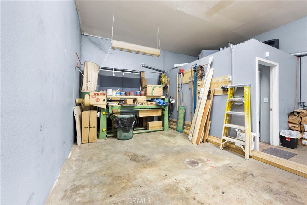 1033 W 3rd Street Property Photo 44