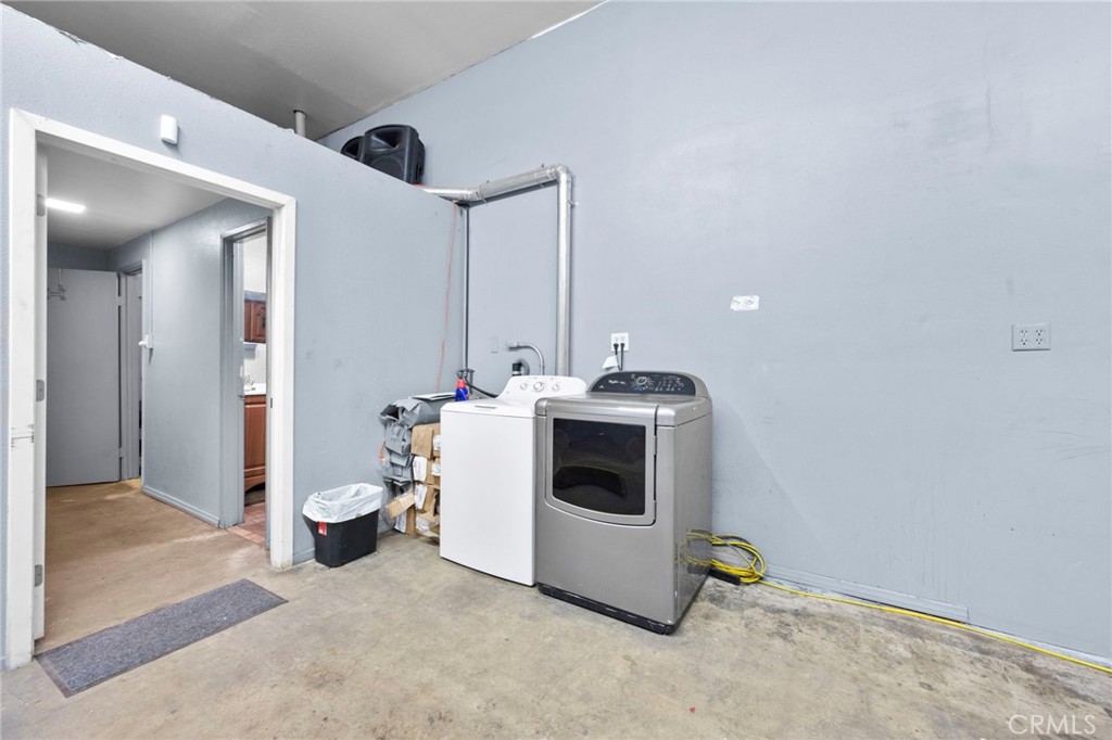 1033 W 3rd Street Property Photo 46