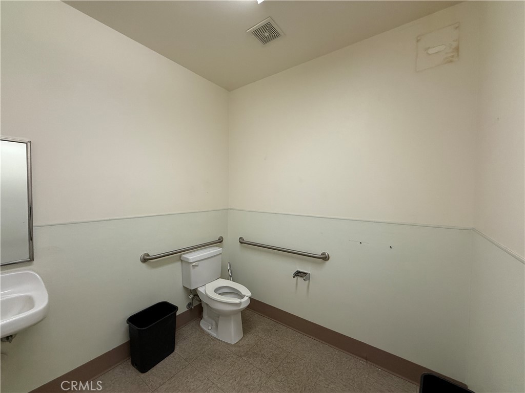 19437 Newhall Street Property Photo 6
