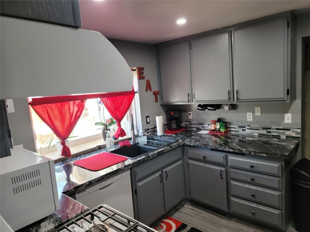 5542 Aster Street Property Photo 8