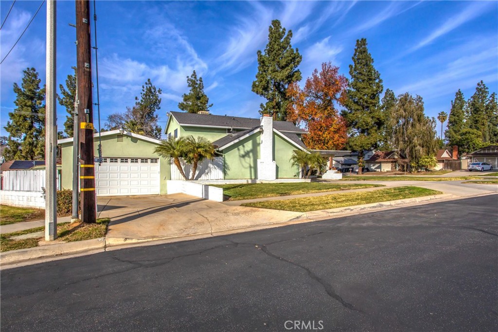 704 S Grove Street Property Photo 2
