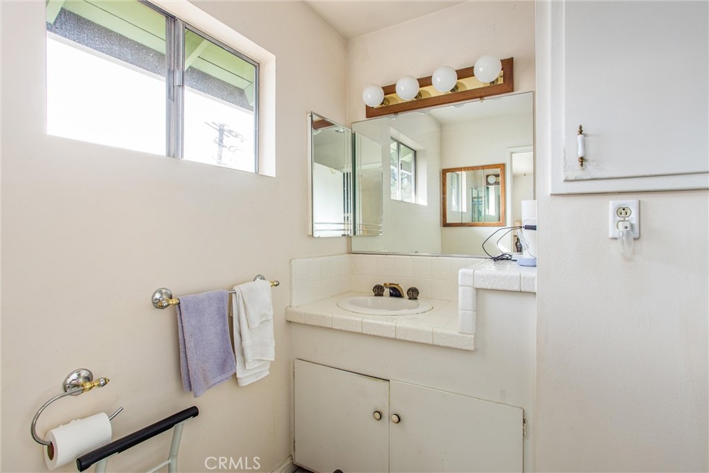 704 S Grove Street Property Photo 28