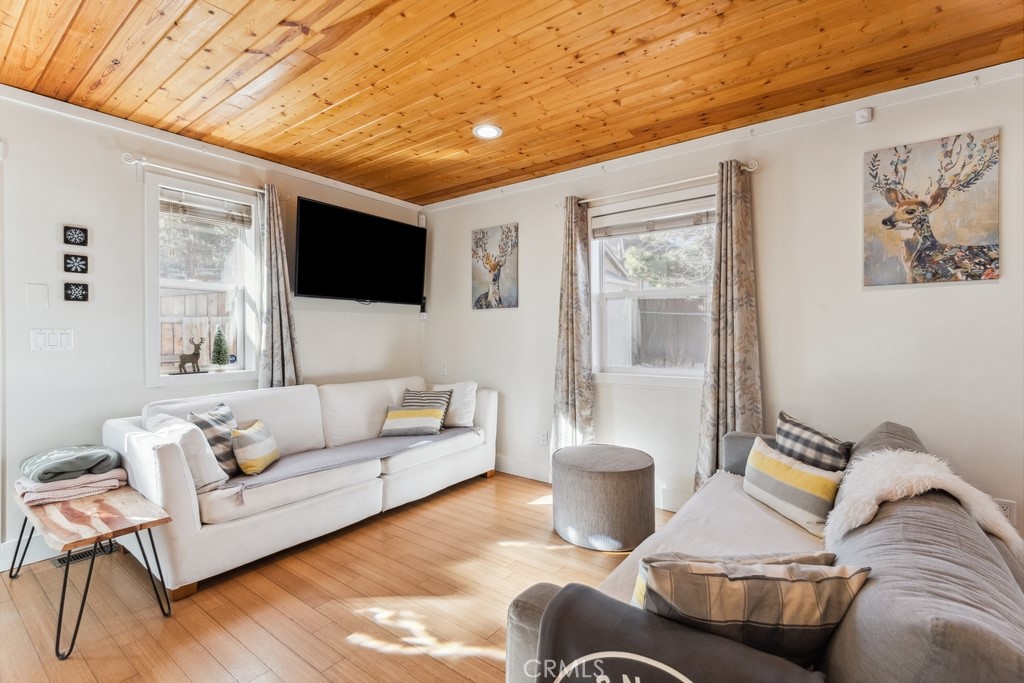 826 Santa Barbara Avenue Property Photo 4