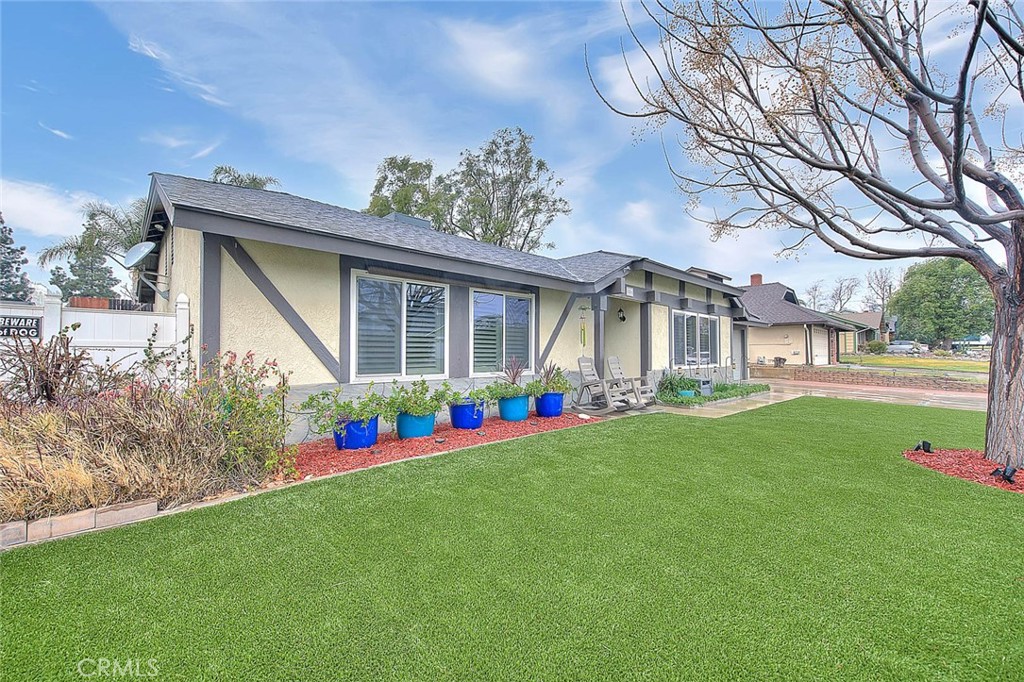 556 S Iris Avenue Property Photo 3