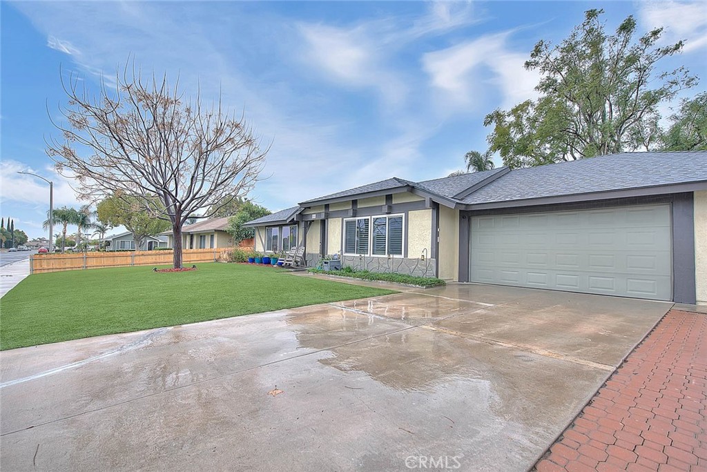 556 S Iris Avenue Property Photo 4