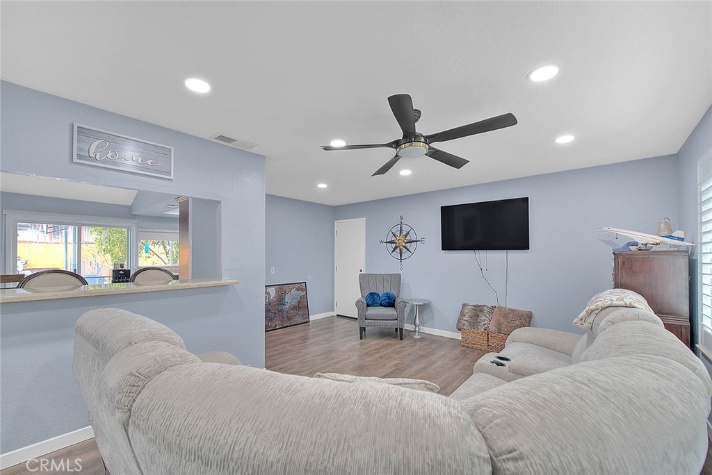 556 S Iris Avenue Property Photo 6