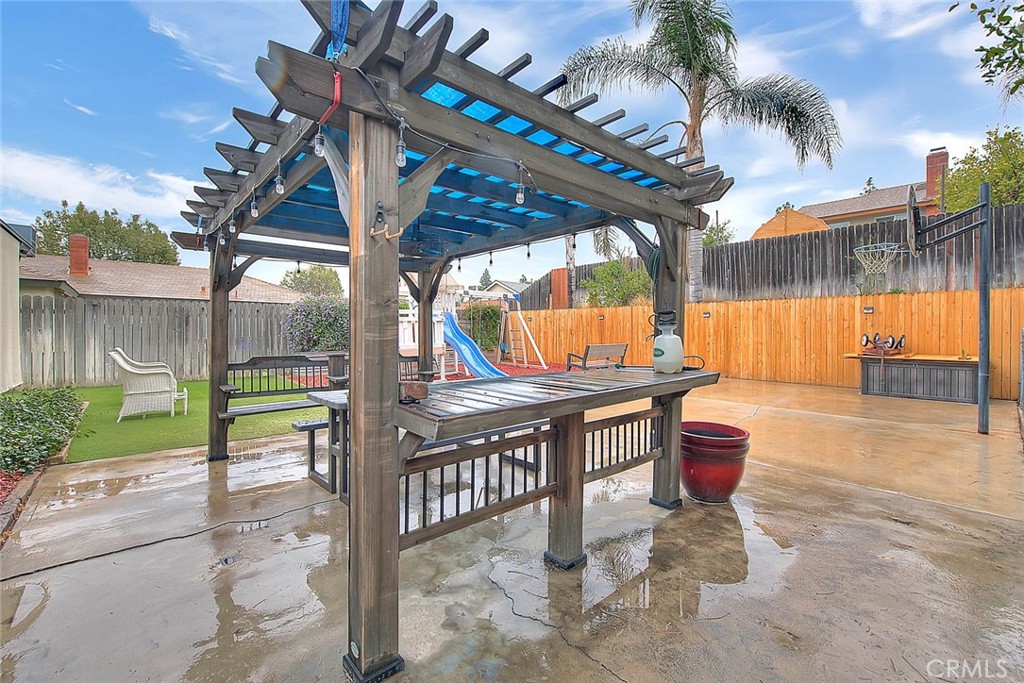 556 S Iris Avenue Property Photo 41