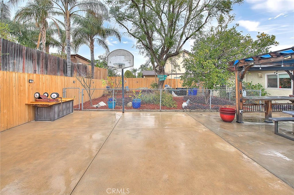 556 S Iris Avenue Property Photo 45