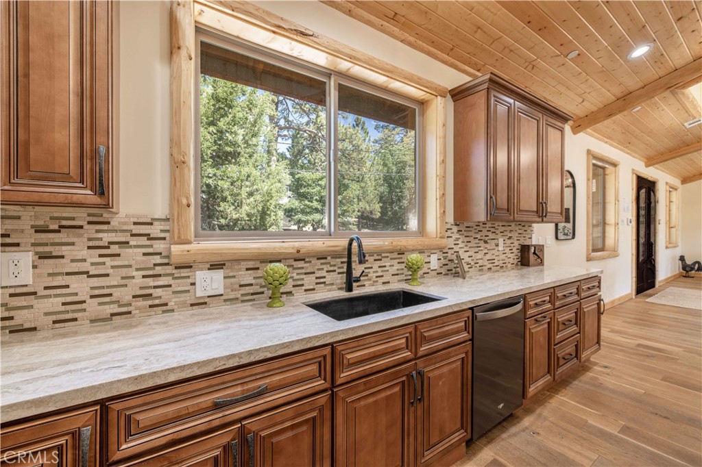 43625 Wolf Road Property Photo 24