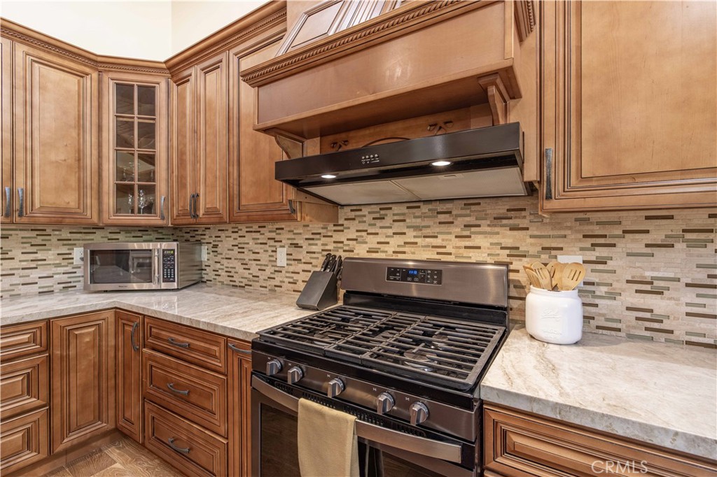 43625 Wolf Road Property Photo 25