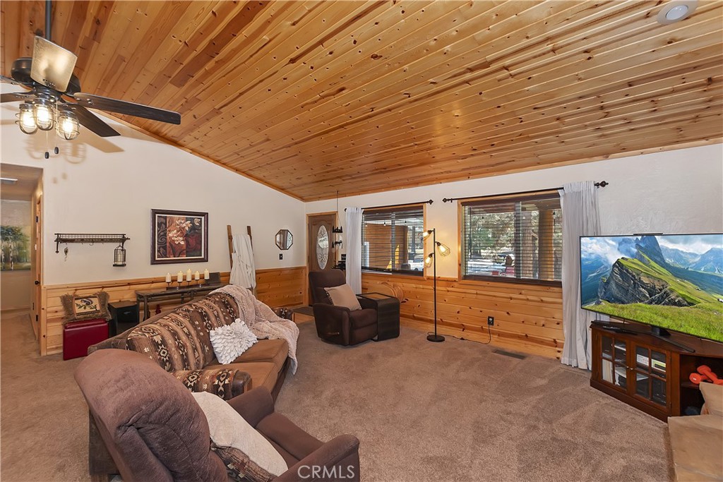 525 E Angeles Boulevard Property Photo 4