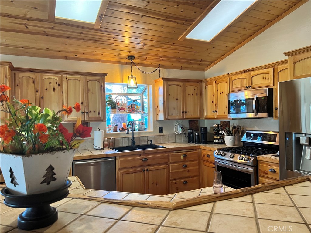 525 E Angeles Boulevard Property Photo 10