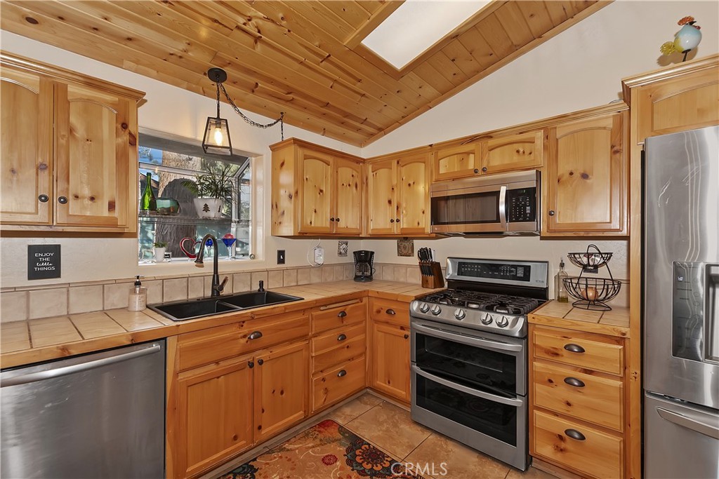 525 E Angeles Boulevard Property Photo 12