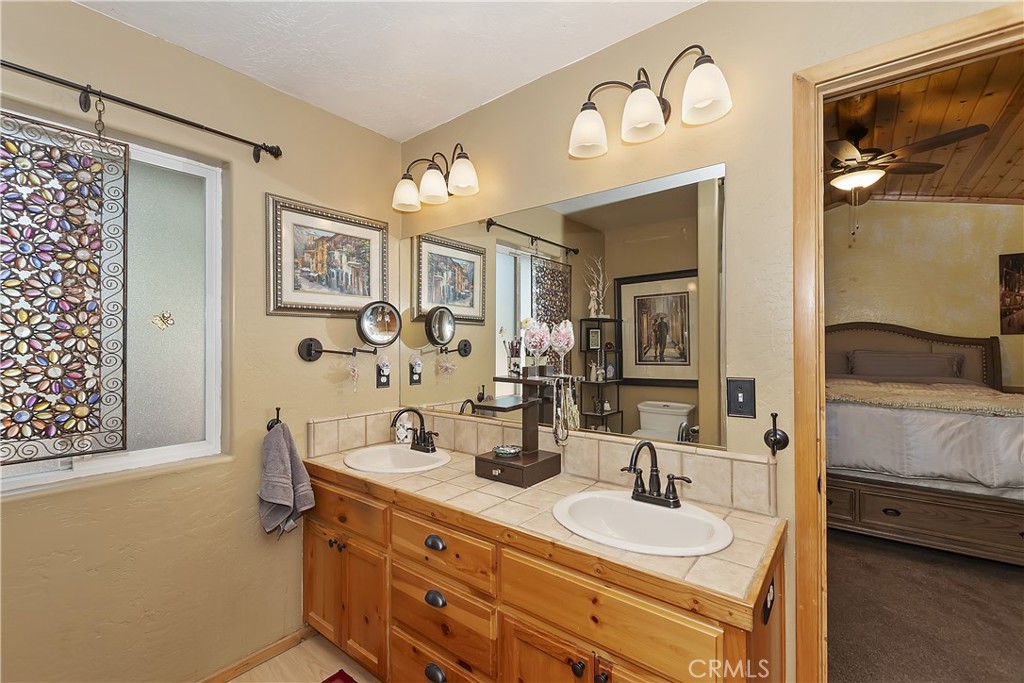 525 E Angeles Boulevard Property Photo 15