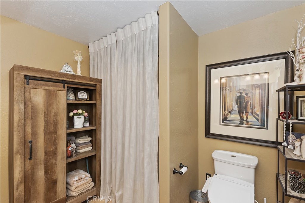 525 E Angeles Boulevard Property Photo 16