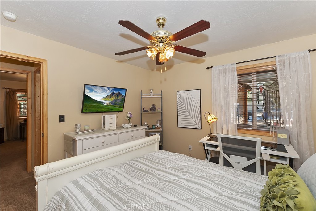 525 E Angeles Boulevard Property Photo 18