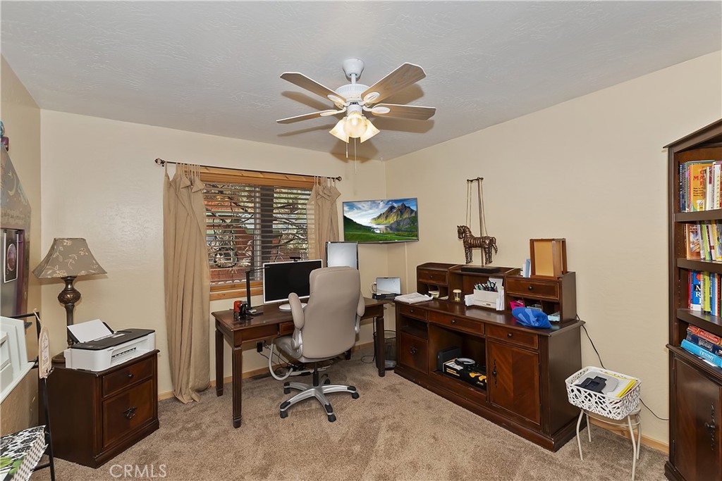 525 E Angeles Boulevard Property Photo 20