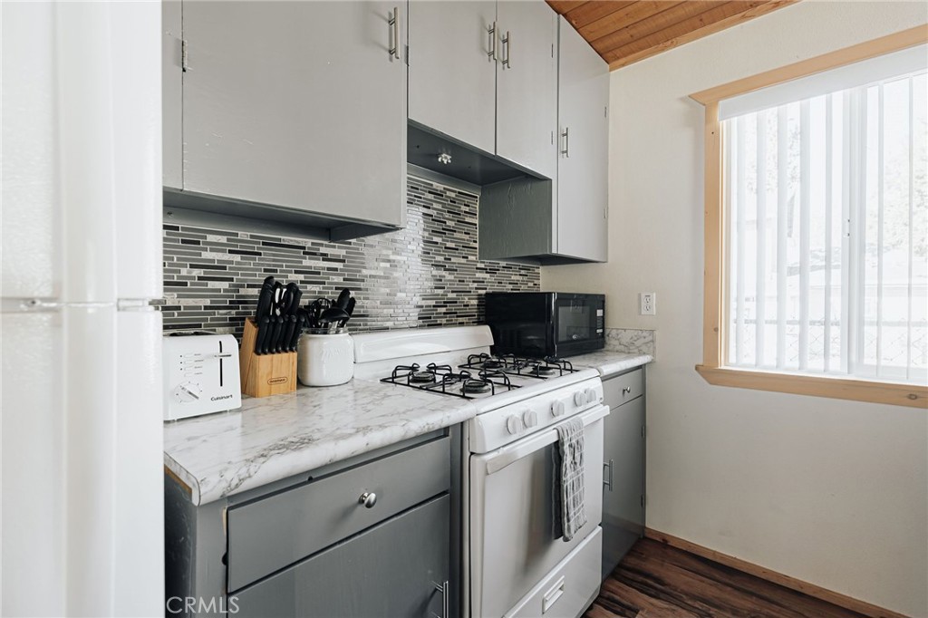 594 Kern Avenue Property Photo 10