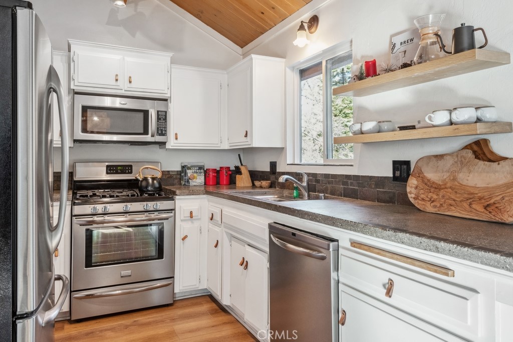 43121 Grizzly Road Property Photo 3