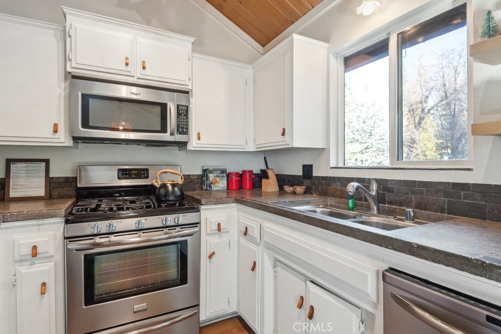 43121 Grizzly Road Property Photo 11