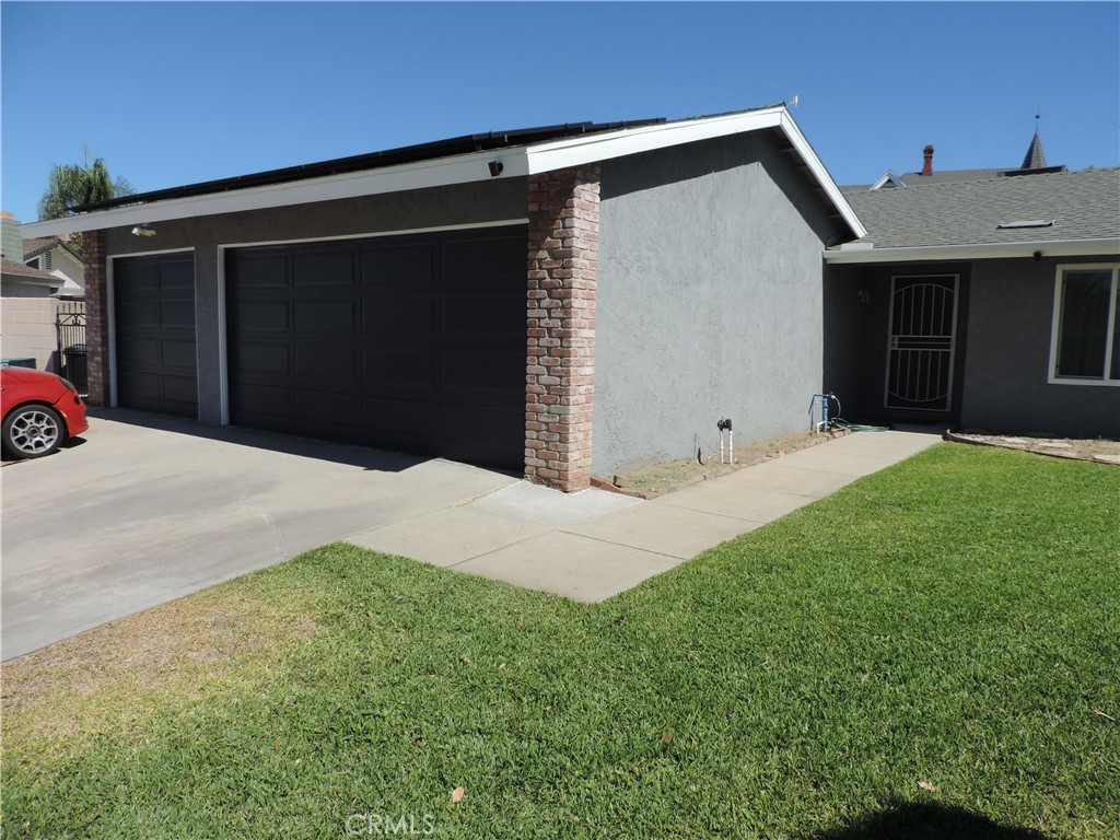 1741 Catalpa Avenue Property Photo 2