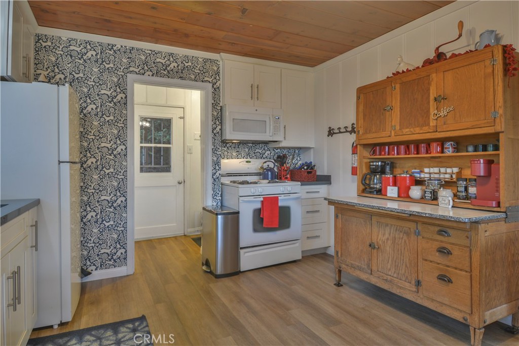 526 Dover Court Property Photo 9