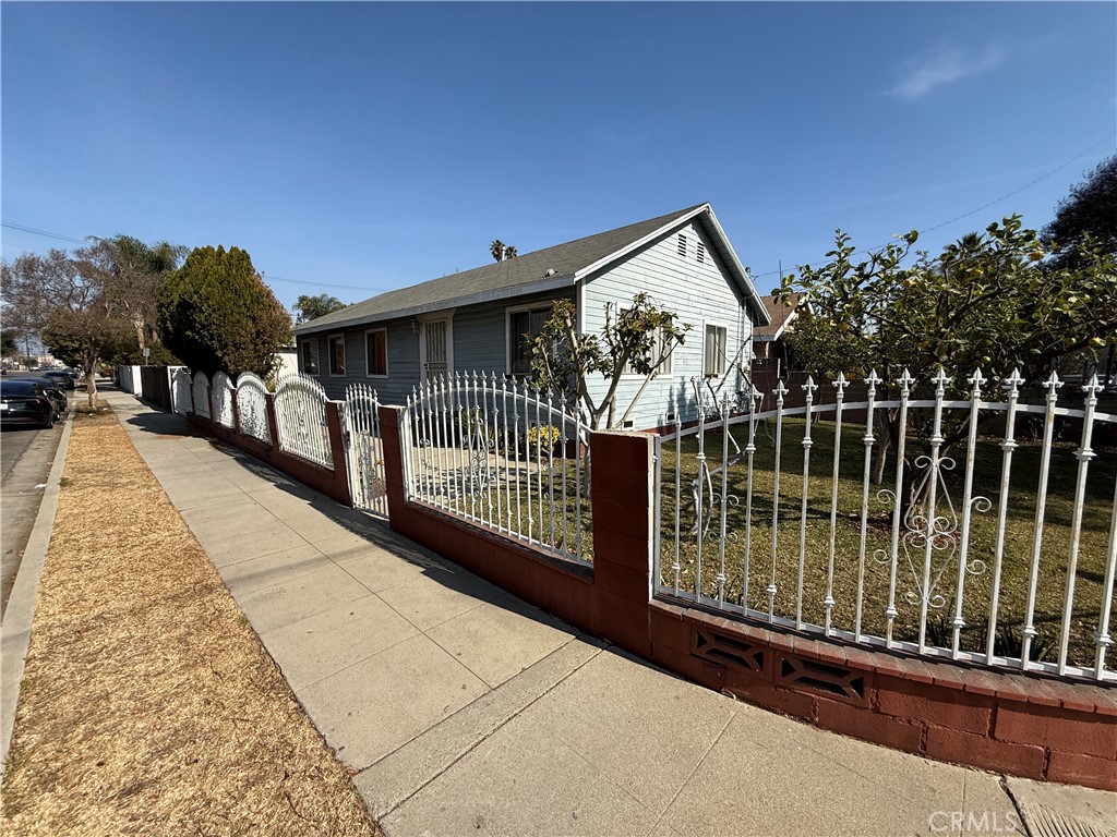 903 E 7th Street Property Photo 2