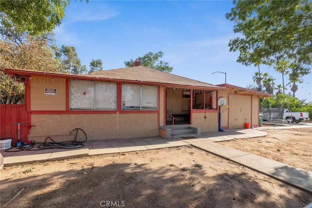 207 E 5th Street Property Photo 3