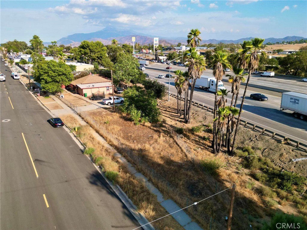 207 E 5th Street Property Photo 47