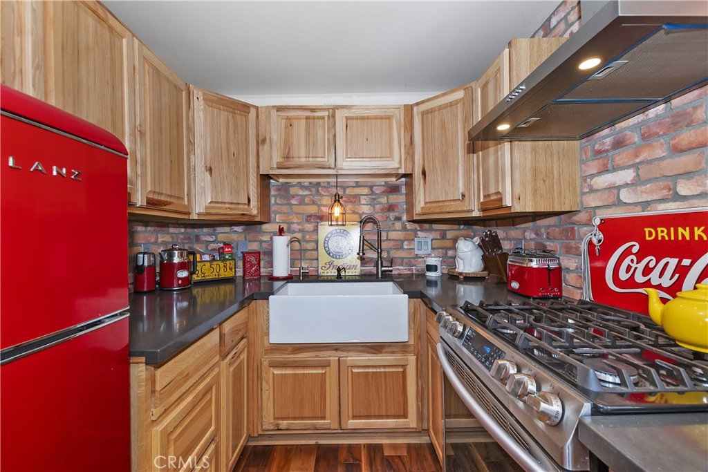 982 Villa Grove Avenue Property Photo 6