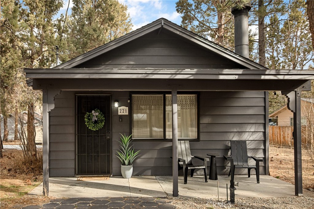 221 Angeles Boulevard Property Photo 1