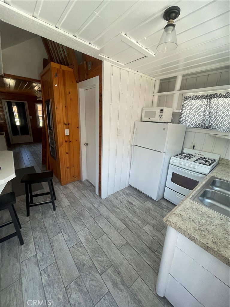528 Cottage Lane Property Photo 3