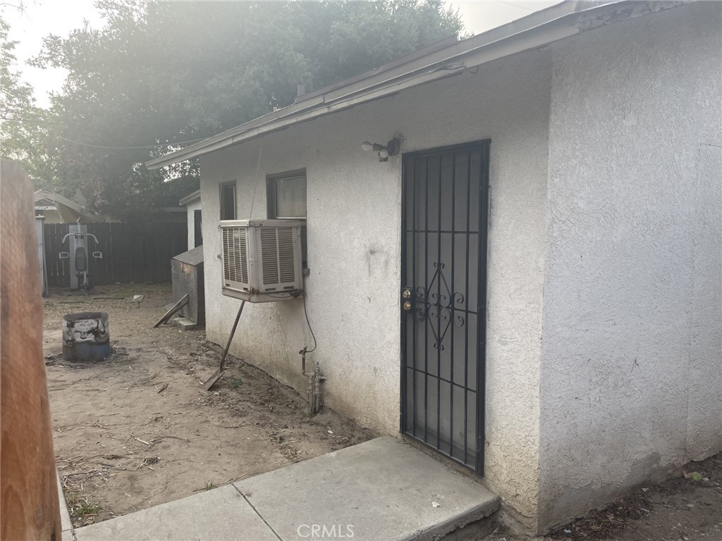 2401 N Leroy Street Property Photo 4