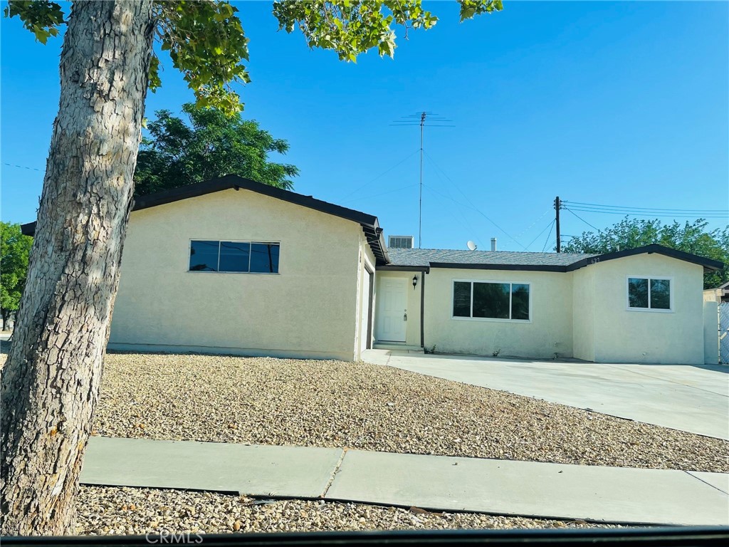 627 E Lancaster Boulevard Property Photo