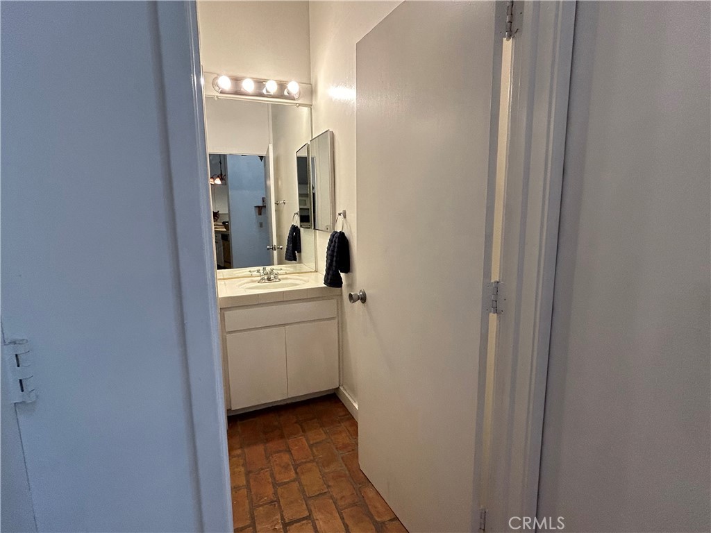 872 Sierra Vista Drive 22 Property Photo 8