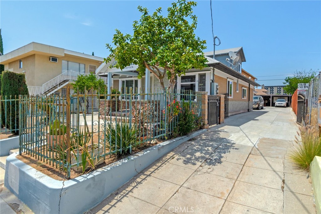 1417 N Kenmore Avenue Property Photo 2