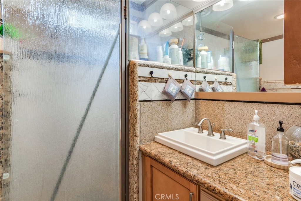 1417 N Kenmore Avenue Property Photo 33