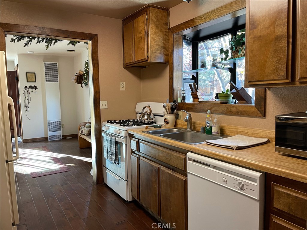 389 Spruce Lane Property Photo 6