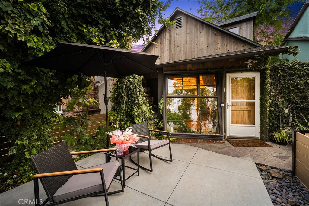 315 N Hollywood Way Property Photo