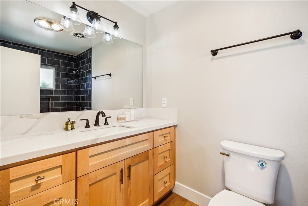 16621 Verano Street Property Photo 20