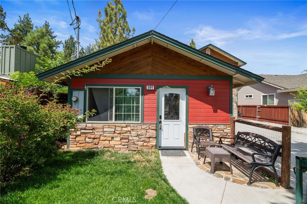 209 W Meadow Lane Property Photo 2