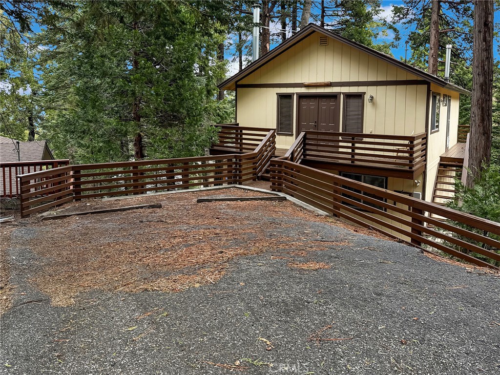 560 Rose Lane Property Photo 3