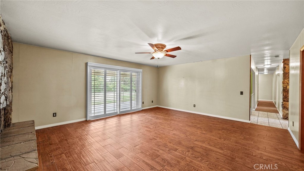 9358 Emerald Avenue Property Photo 12