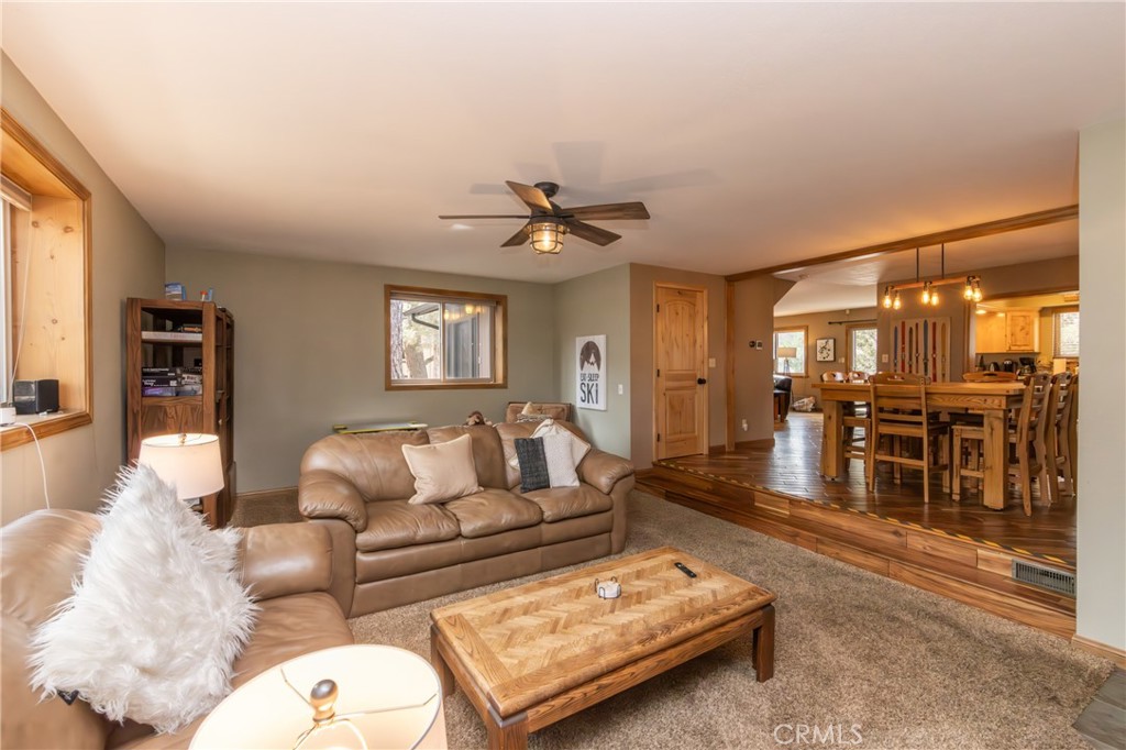 620 Villa Grove Avenue Property Photo 9