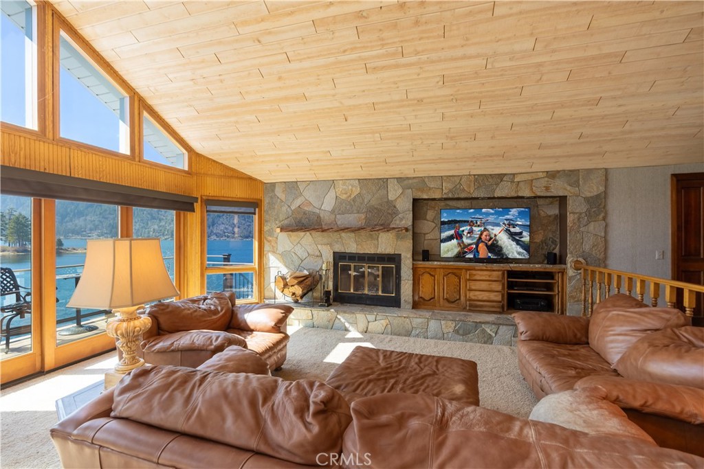 599 Cove Drive Property Photo 4