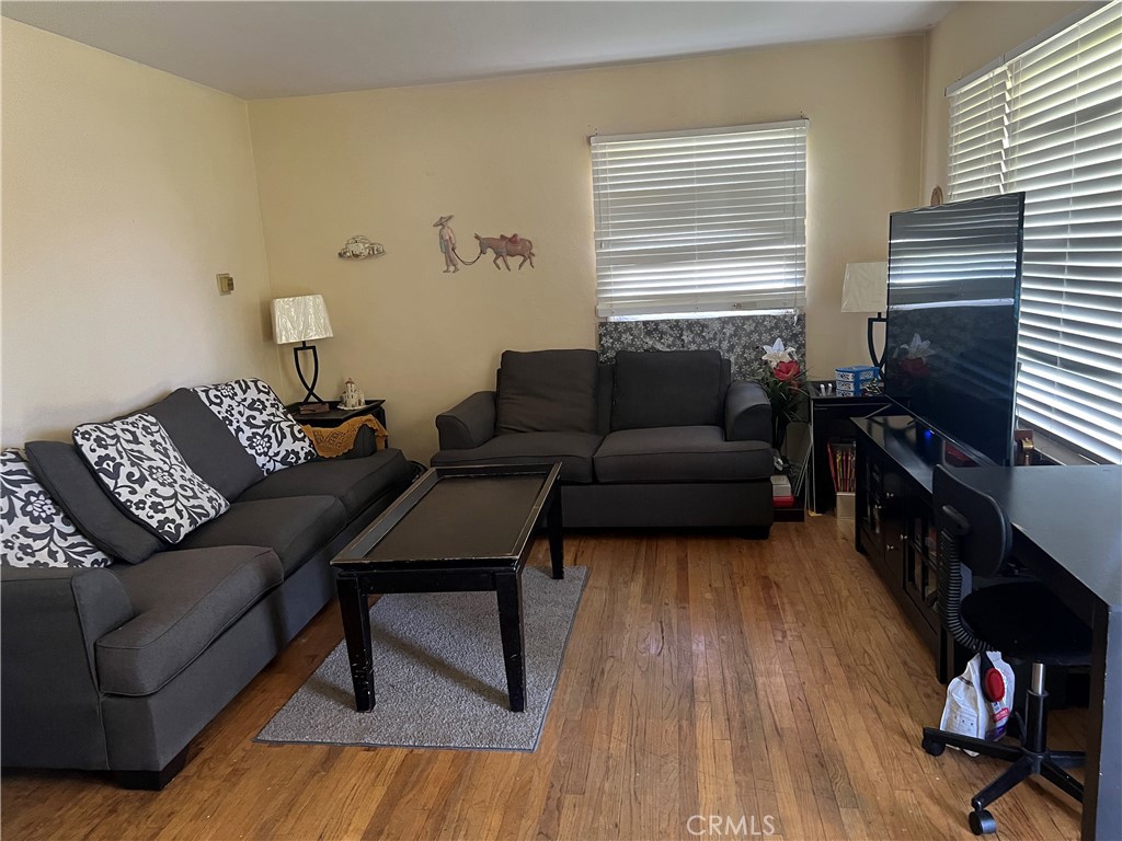 951 E 7th Street Property Photo 5