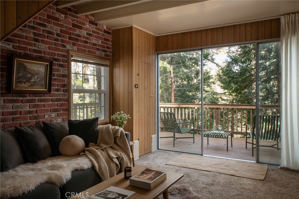 664 E Victoria Court Property Photo 4