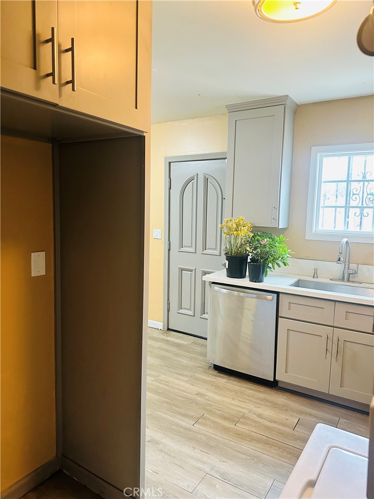 1147 Hancock Street Property Photo 6