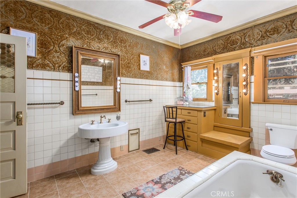 33 E Repplier Road Property Photo 32